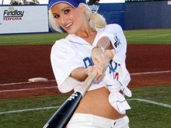 Iepurasul Playboy Holly Madison s-a apucat de baseball!