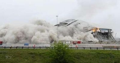 SPECTACULOS! Americanii au demolat un stadion vechi de 38 de ani cu 2715 kg de dinamita! VIDEO!