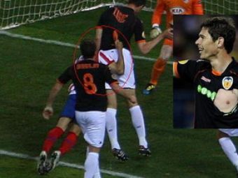 VIDEO: Valencia face scandal! Penalty scandalos neacordat: Zigic cu tricoul rupt! 