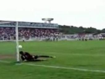 CAT DE AMUZANT! Cel mai PENAL gol luat vreodata de un portar la penalty! VIDEO :))