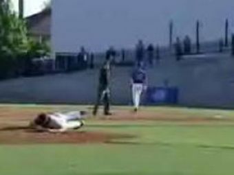 VIDEO / Faza incredibila la baseball! I-a rupt piciorul cu o minge: