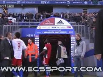 VIDEO / Gest INCREDIBIL in Bundesliga! Vedeta lui Hamburg a lovit un fan cu o sticla in cap:
