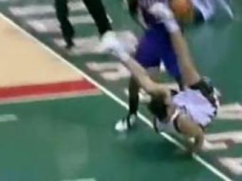 VIDEO: Albii nu pot sa sara!&nbsp;Accidentare HORROR dupa o tentativa de slam dunk in NBA!