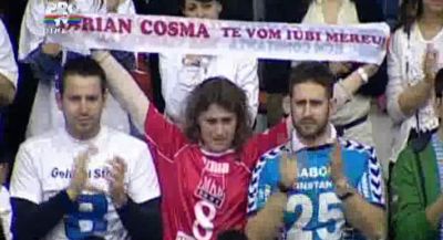 VIDEO! Cu lacrimi in ochi, 2000 de oameni i-au strigat numele lui Marian Cozma inainte de HCM - Veszprem