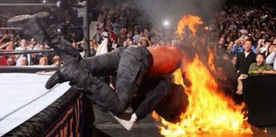Moment Wrestlemania - Edge si Mick Foley trec printr-o masa aflata in flacari!