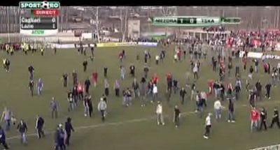 VIDEO&nbsp;RAZBOI!&nbsp;Fanii echipei lui&nbsp;Andone au oprit meciul cu Lokomotiv:&nbsp;&quot;Romani, plecati acasa&quot;