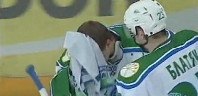 VIDEO! Un fan BEAT din Rusia i-a spart capul unui jucator de hockey!