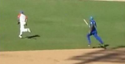 VIDEO&nbsp;Cum se enerveaza un jucator de baseball! Vezi cursa senzationala! :))