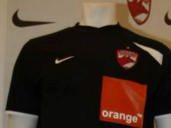 Dinamo isi ademeneste suporterii cu tricouri originale cadou!