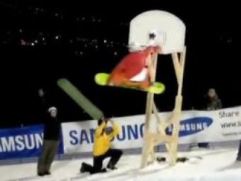 VIDEO! Ai mai vazut asa ceva? Cum poti sa joci baschet cu placa de snowboard in picioare