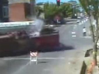 VIDEO /&nbsp;Cine are prioritate?&nbsp;Vezi un accident TERIBIL intre doua masini de pompieri: