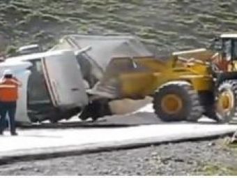 VIDEO: Exemplu de prostie! VEZI ce NU trebuie sa faci dupa un accident!