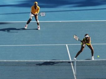 Venus si Serena, in finala Australian Open la dublu!