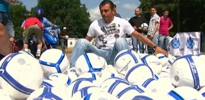 VIDEO:&nbsp;Jabulani din sosete!&nbsp;Cum a inceput Cristi Munteanu fotbalul si ce spune despre noua minge