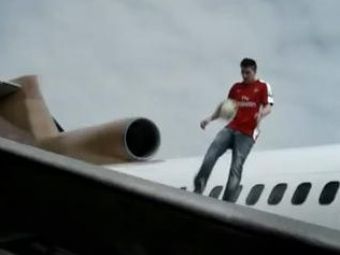 Vezi ce star de la Arsenal jongleaza cu mingea pe aripa unui avion!&nbsp;VIDEO