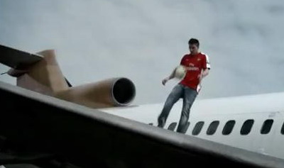 Arsenal avion Nicklas Bendtner Video