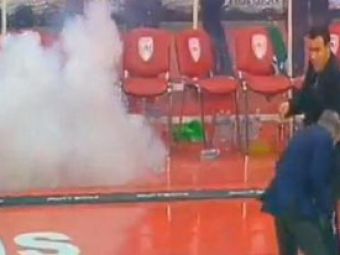 Petarde, fumigene si meci intrerupt!&nbsp;Vezi violentele de la meciul dintre Olympiakos si Panathinaikos!
