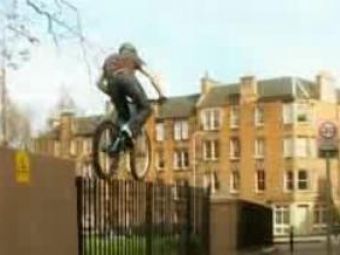 SENZATII EXTREME pe bicicleta! Sare de pe pod se urca in copaci si merge pe garduri! VIDEO
