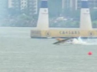 VIDEO SPECTACULOS Un australian a fost la un pas de a plonja cu avionul in apa