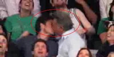 E FAKE? Dustin Hoffman a sarutat un BARBAT de fericire ca Lakers a batut-o pe Celtics in finala NBA! VIDEO! &nbsp;