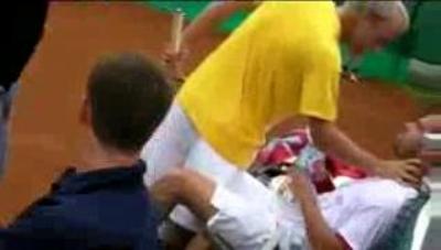 VIDEO! Si-a pierdut mintile! Un jucator de tenis si-a luat adversarul de GAT pe teren!