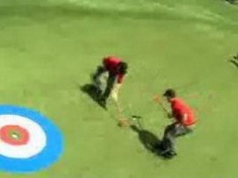 VIDEO Tiger Woods a inventat un sport nou: CURLING combinat cu GOLF! 