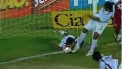 VIDEO / A confundat mingea cu FATA unui coleg! Cum putea sa moara un brazilian