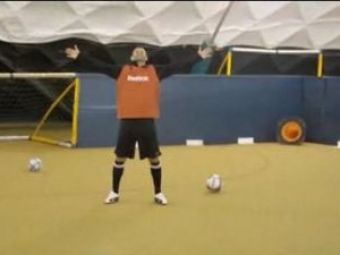 VIDEO! Giggs il bate pe Ronaldinho la scheme! Vezi cum se tine de TRICK-SHOT cu mingea de fotbal!