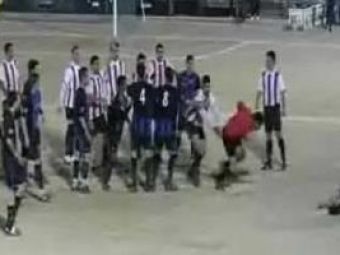 INCREDIBIL: Un arbitru a fost luat la PUMNI pe un stadion din Spania pentru un cartonas rosu! VIDEO