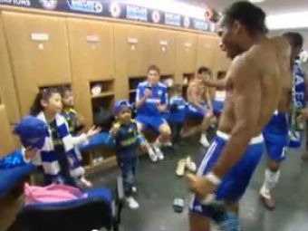 VIDEO / Cum a PETRECUT Drogba in vestiarul lui Chelsea dupa ce a luat campionatul: