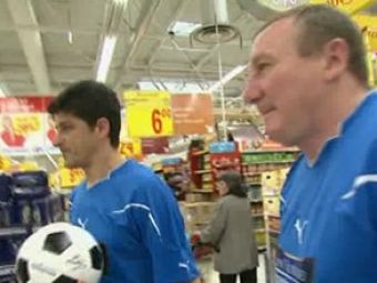 Fotbal Adevarat! Echipa legendelor se pregateste de meciul cu echipa suporterilor intr-un supermarket