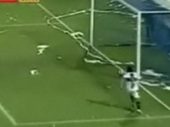 VIDEO Incredibil! Hartia igienica aruncata de fani a oprit un gol ca si facut!