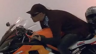 VIDEO FAZA SECOLULUI: Inmormantat pe motocicleta!