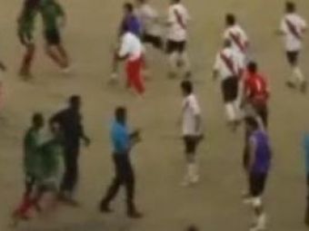 HAOS&nbsp;la un meci&nbsp;de fotbal:&nbsp;Batai, pietre si focuri de arma pe stadion! VIDEO