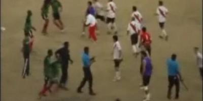 HAOS&nbsp;la un meci&nbsp;de fotbal:&nbsp;Batai, pietre si focuri de arma pe stadion! VIDEO