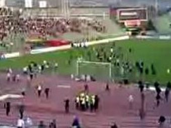 Razboi&nbsp;la Sarajevo: 15 raniti, dupa ce suporterii au invadat terenul la un meci de fotbal!