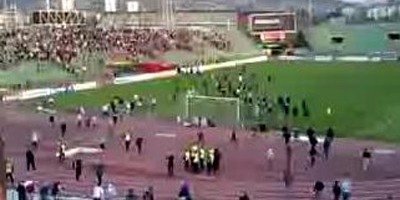 Razboi&nbsp;la Sarajevo: 15 raniti, dupa ce suporterii au invadat terenul la un meci de fotbal!