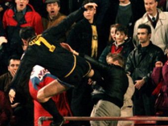 VIDEO / Au trecut 15 ani de la cel mai VIOLENT gest al unui fotbalist! Vezi lovitura kung-fu a lui Cantona: