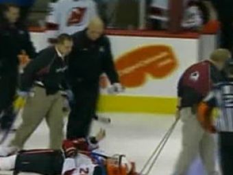 VIDEO / Ultima moda in NHL: a accidentat un jucator si a fost luat la pumni! :)