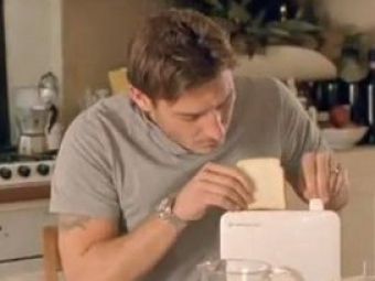 VIDEO Totti s-a facut din nou de ras in Italia: a vrut sa prajeasca paine cu laptopul!