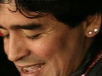 Cum il prinde..! Fiscul italian vrea sa-i vanda cerceii lui Maradona!