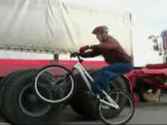 VIDEO / Maseur-ul Bistritei este cel mai tare la jonglerii... pe bicicleta!