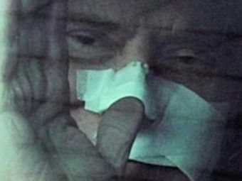 VIDEO Berlusconi a iesit din spital cu fata acoperita de bandaje!