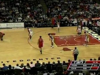 VIDEO Fair play extrem in NBA! Si-a&nbsp;legat sireturile dupa ce a&nbsp;'arestat' mingea&nbsp;intre picioare!