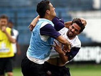 VIDEO / INCREDIBIL: doi jucatori de la Corinthians s-au luat la bataie la antrenament!