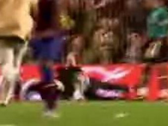 VIDEO A distrat un stadion! Cum a driblat un fan agentii de paza la meciul Barcelonei!
