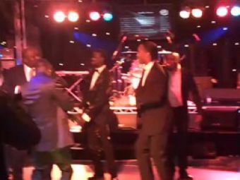 VIDEO / Drogba se sparge in figuri pe ringul de dans cu Akon!