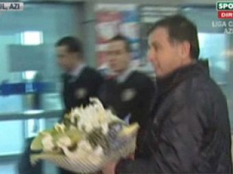VIDEO / In loc de gripa porcina, turcii le-au dat flori stelistilor!