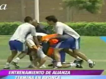 VIDEO /&nbsp;Bataie intre colegi!&nbsp;Cum se antreneaza jucatorii in America de Sud! :)