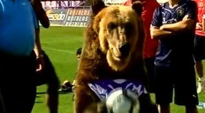 Un urs s-a apucat de fotbal!&nbsp;Vezi ce poate sa faca ursul lui Valladolid!